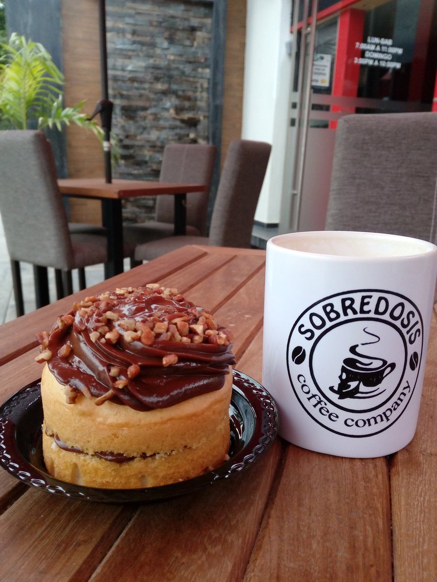 sobredosiscafe's tweet photo. Té cha Sobredosis con rico pastelito!! Mm se te antoja? #capuchinos3x2 #frappes3x2 #Sobredosiscafe https://t.co/FLMp7twYIk