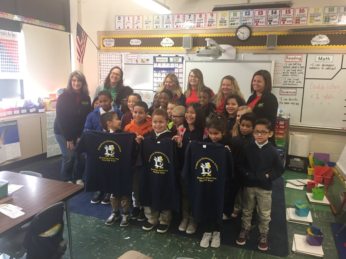 KESFalcons's tweet photo. ¡Gracias a nuestros amigos @agapemeanslove y @PDGKids por darles a nuestros estudiantes estas hermosas camisetas y consejos sobre cómo mantener una sonrisa saludable! ¡Era una manera perfecta de comenzar la temporada de vacaciones! @SCSK12Espanol https://t.co/QkCIRT0YiE