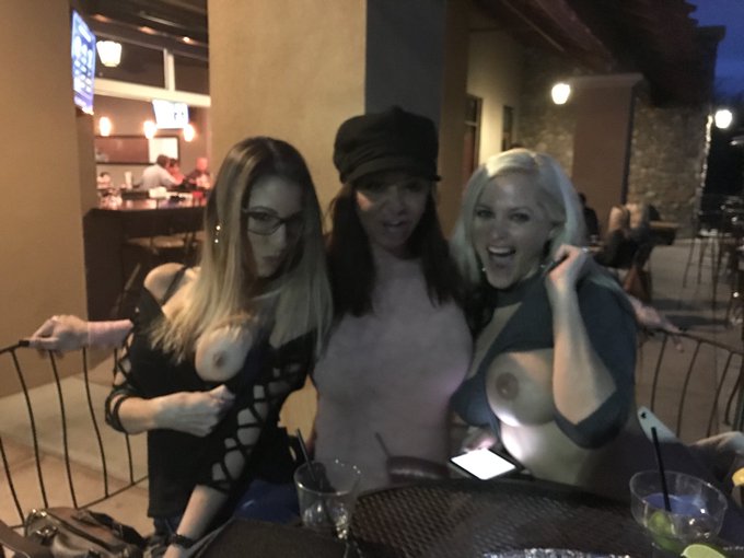 Gosh I miss Arizona boobies! @AlenaCroftXXX @DavaFoxx 👀 https://t.co/Bz1YwIi8So