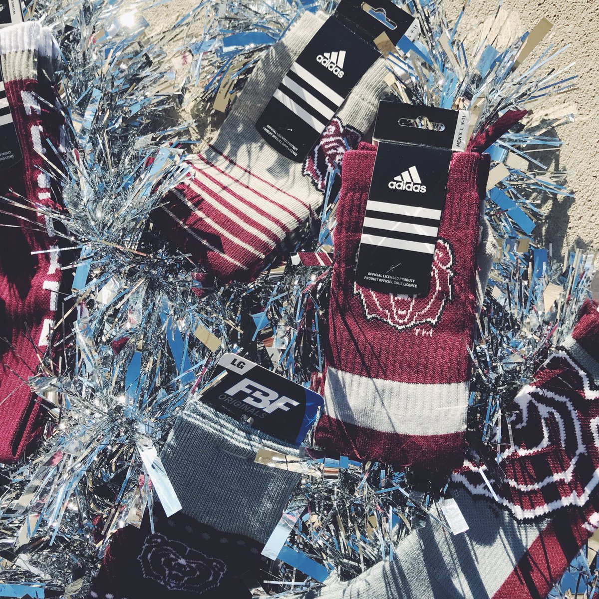 MoStateBkstore's tweet image. On the 7th day of gift giving the Bookstore gave to me 7 beary cozy socks, 6 Clinique goodies... 5 BLANKETS AND PLUSH BEARS, 4 Art Kits for your creative friends, 3 FitBits, 2 Boxer Briefs.. and a MacBook to help me study! 🎁❄️ #MoStateBookstore #12daysofgifts #HolidayTime