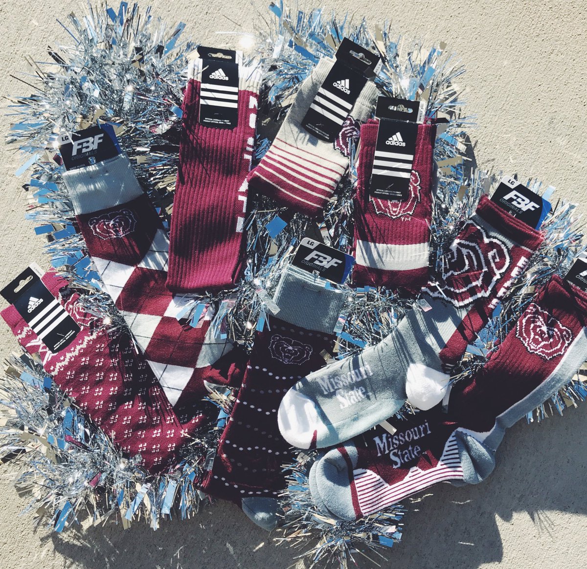 MoStateBkstore's tweet image. On the 7th day of gift giving the Bookstore gave to me 7 beary cozy socks, 6 Clinique goodies... 5 BLANKETS AND PLUSH BEARS, 4 Art Kits for your creative friends, 3 FitBits, 2 Boxer Briefs.. and a MacBook to help me study! 🎁❄️ #MoStateBookstore #12daysofgifts #HolidayTime