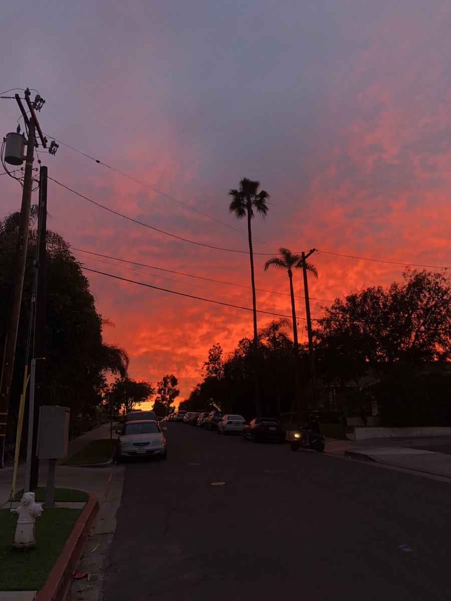 Teeqo's tweet photo. Went out to get food with Nordan and see this... the sky is INSANE tonight. 

0 filters... Cali 👀👀👀 https://t.co/K64SHvd0Zh