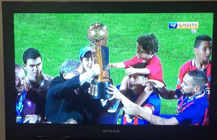 clari_gc92's tweet photo. Y ahora, un poema: El GRAN CAPITÁN con la copa. ¡Salud Cerro Campeón! 🍻❤️💙 #RR08❤️ https://t.co/5GZGhWbPld