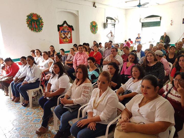 GloriaHerrera_'s tweet photo. Como Delegada Politica del @pritabasco en el Municipio de #Teapa, acompañé con gusto a la Dip @Yolanda__Rueda en el evento de toma de protesta y entrega de nombramientos a las integrantes del Comité Municipal del Organismo de Mujeres Cenopistas que dirige @jennyhc22 ¡Felicidades! https://t.co/uXHXMOU0s4