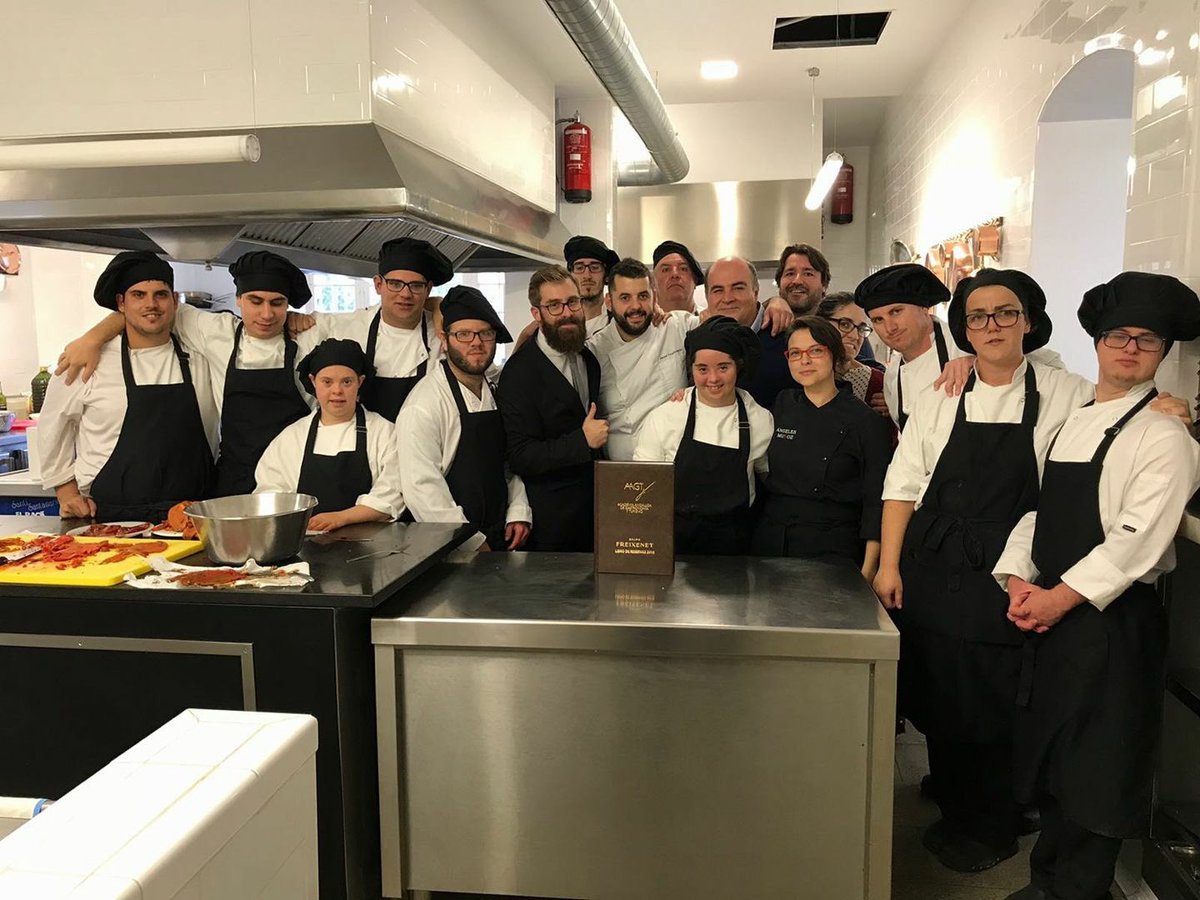 ComparadorEva's tweet photo. Jaume Puigdengolas se ha incorporado al proyecto @UniversoSanti. Discípulo de Santi Santamaria, trabajó con él tres años en el Tres Estrellas Michelin #CanFabes de Sant Celoni y en el #Ossiano de Dubai. Un Estrella Michelin que se suma a un gran equipo, !! Bienvenido !! https://t.co/BajWl6ZMS8