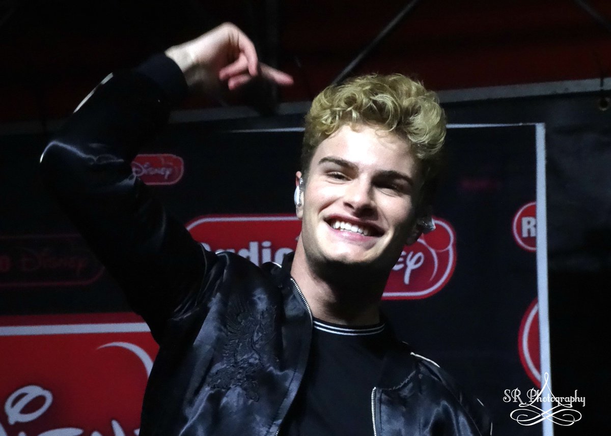 Simply_SamGrace's tweet photo. pictures of @bradytutton from @InRealLife at last night's @radiodisney concert in Celebration, FL

12-9-2017 https://t.co/9ZuSUDJFJv