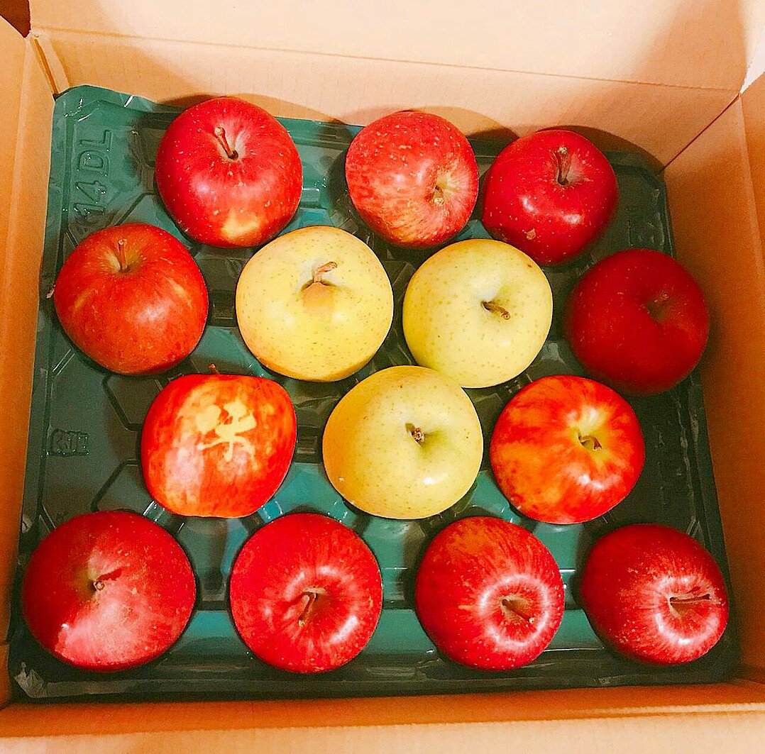 nudeman_1031's tweet photo. マイメン #Be_core(ビーコア)の #阿部りんご園 より #味岡SQUAD 本部に、いきなりお届け物！
"味岡SQUAD"のロゴ入り林檎！本当、粋な男よ。リスペクト。

#林檎 #あなたが私にくれた物 #青森バイブス津軽りんご https://t.co/puo0OehX1F