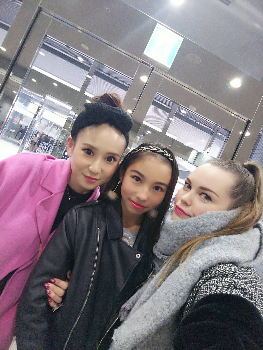 KCE_Emiria's tweet photo. マナ先生とお姉ちゃんと3人でパシャ📷の後は
Pidyでパシャり📸💕
で、またまた広島カープでパシャり📷✨

#musicallush
#wella 
#peachsnow
#オタフクソース
#広島カープ
#ツルハ
#piqy https://t.co/tC3WWEuc9G