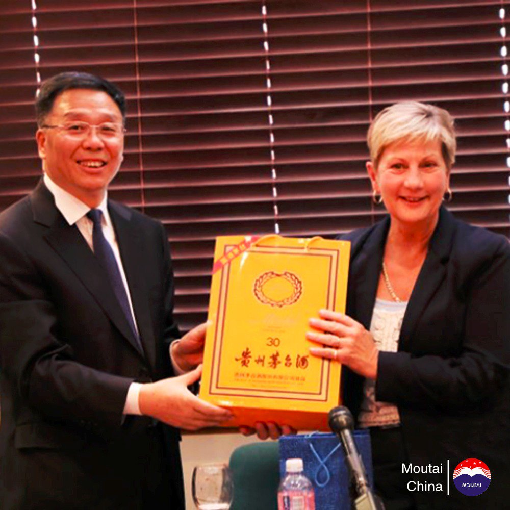 MoutaiGlobal's tweet image. Minister of Culture and Sports Department of Western Cape Province, Anjou Malai shows that Moutai’s visit to South Africa has left a deep impression to her, and Moutai is an important carrier of Chinese culture, she has learned more about the Chinese culture. #MoutaiMoment