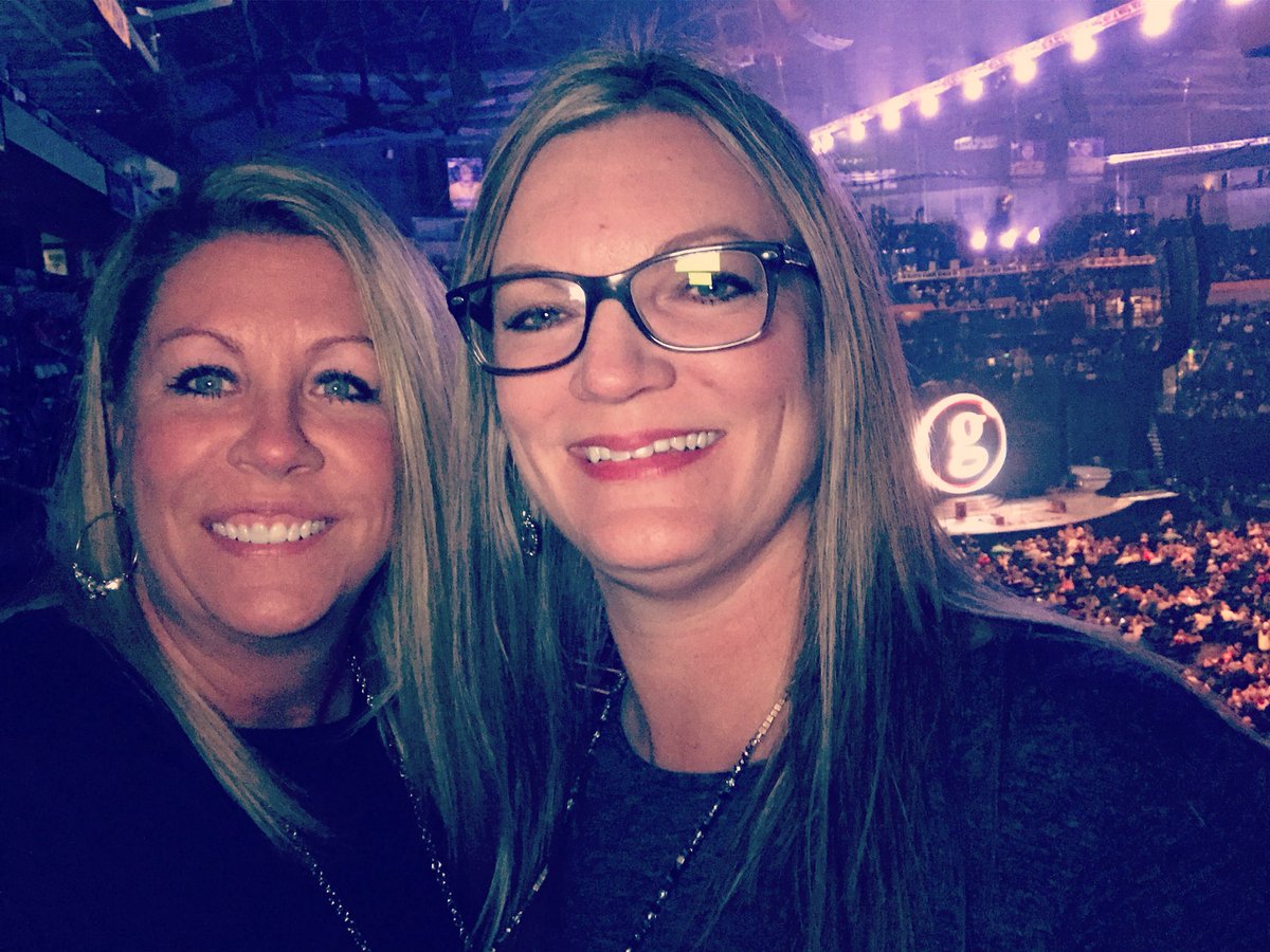 rubymarlenehill's tweet photo. Waiting on Garth &amp; Trisha!! #garthinnashville #onenightaday https://t.co/r9vWkvMajZ