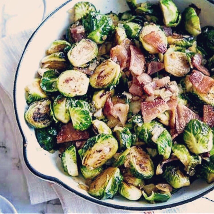 FaHarrogate's tweet image. How about a little less time in kitchen this year? 😉 
Why not let Ash from @TheRuralFoodCo take the stress out of it for you with the Xmas Trimmings Extravaganza package...!! ✨ 
Various sizes to suit your party size and has 3 veggies, roasties, stuffing &amp;amp; gravy! Perfect! 👌🏻