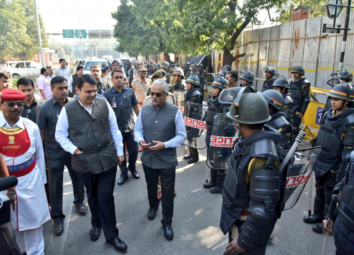 CMOMaharashtra's tweet image. Police Force gets new body protectors.
Being shown to CM @Dev_Fadnavis by DGP Satish Mathur this morning at Vidhan Bhawan