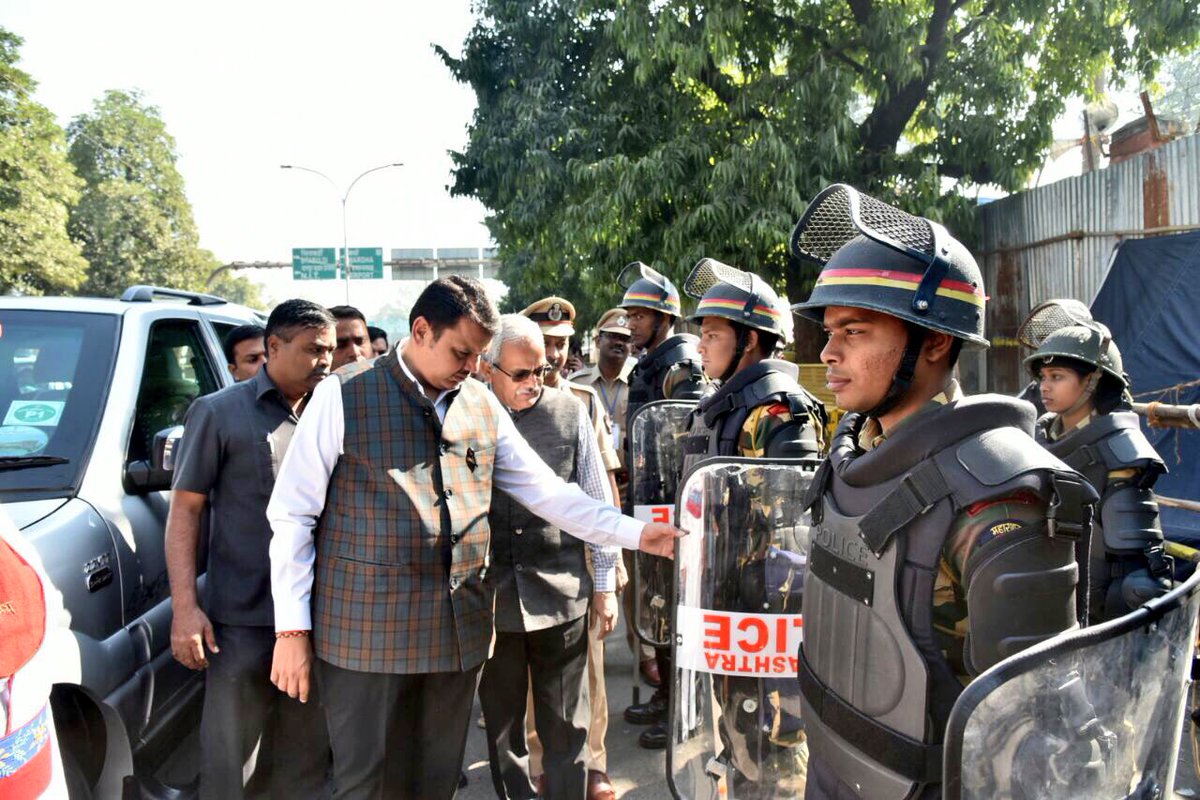 CMOMaharashtra's tweet image. Police Force gets new body protectors.
Being shown to CM @Dev_Fadnavis by DGP Satish Mathur this morning at Vidhan Bhawan