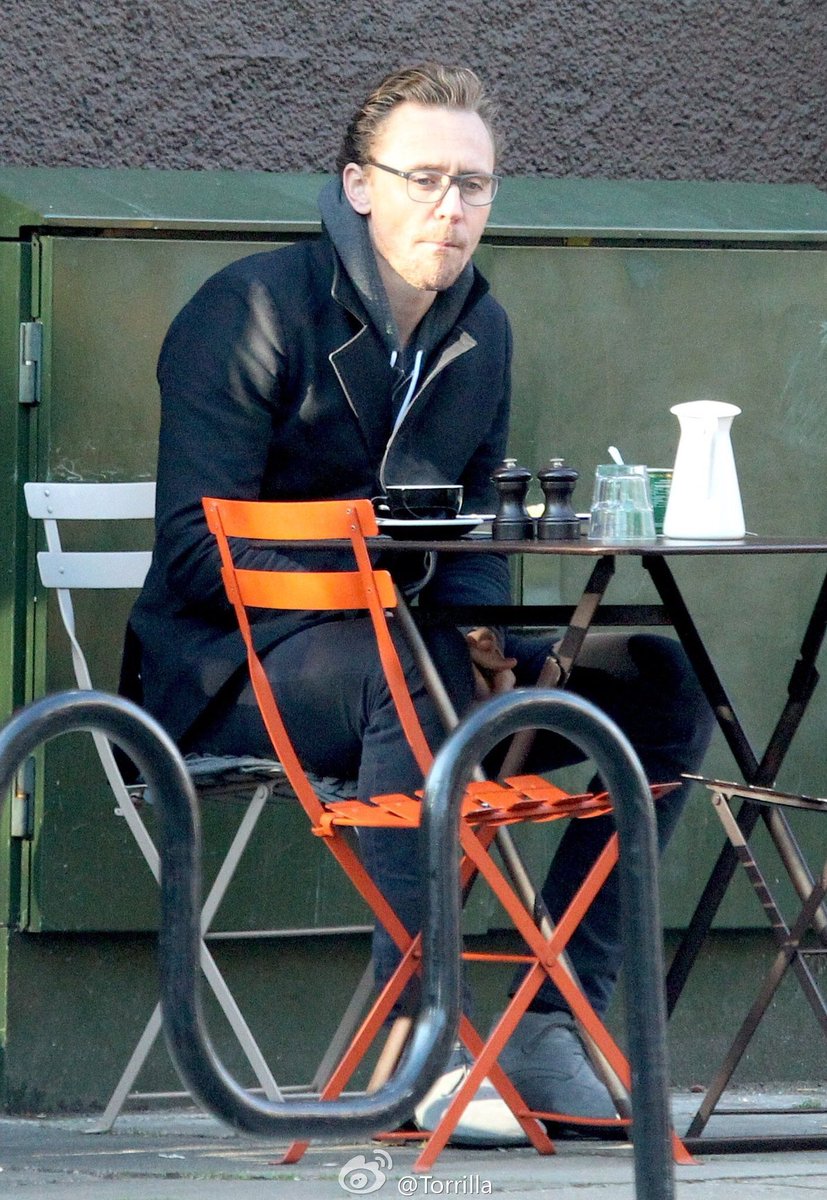 maironcore's tweet photo. mood: hiddle eating out alone, looking sad https://t.co/5fPNM199b0