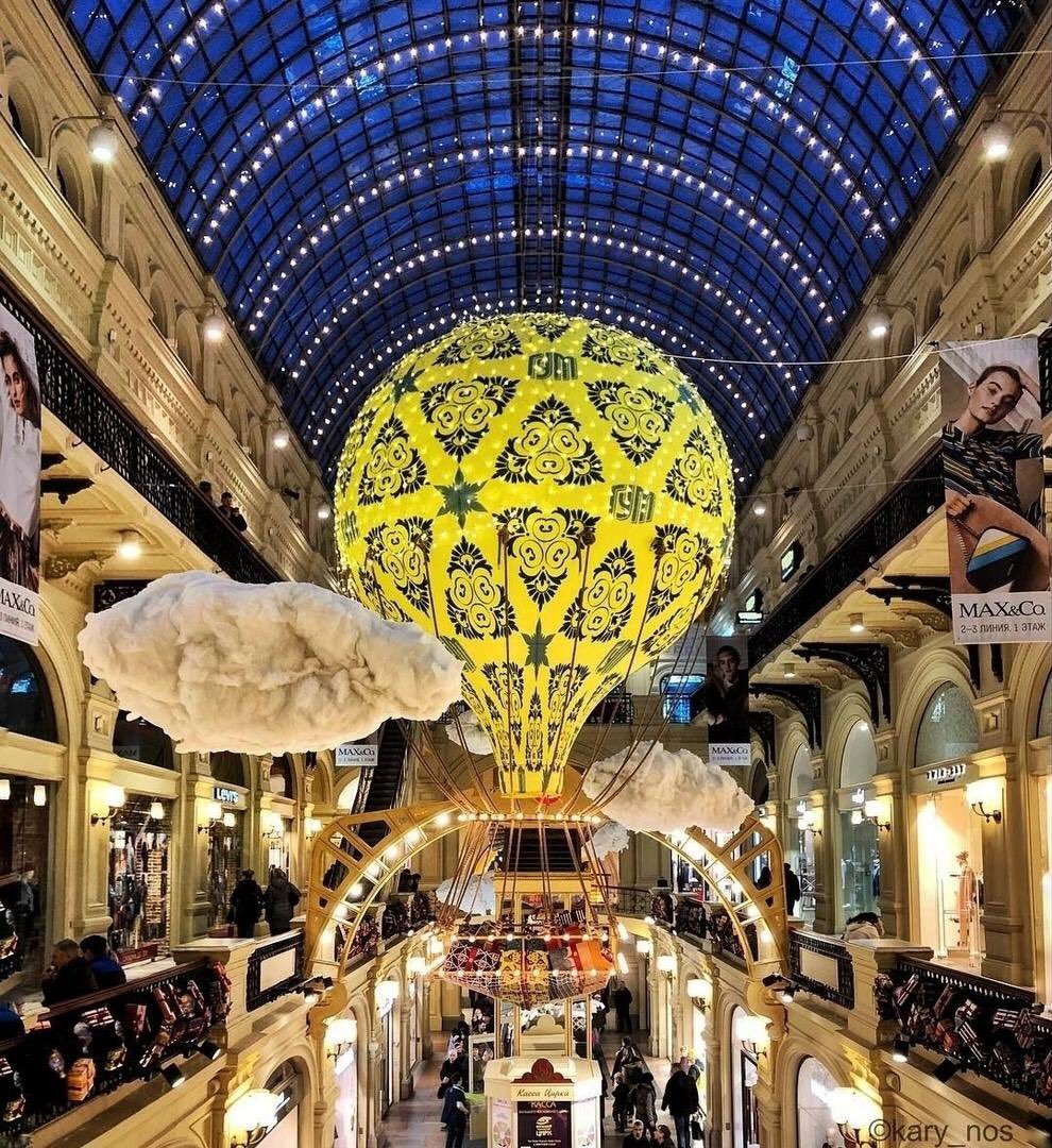 Tengertravel's tweet photo. Москвагийн хамгийн том үзэсгэлэн худалдааны нэг ГУМ-д зохион байгуулагдаж байна. 

Их дэлгүүртэй зэрэгцээ Улаан талбай дээр үлгэрийн гэмээр худалдааны гудамж нээгджээ. 

➡️ Москва - Санкт-Петербургийн аялал: XII/31

Аяллын үнэ: 3,300,000₮
📲 Аяллын зөвлөх: 9595-3939 https://t.co/WJESH9I8LZ