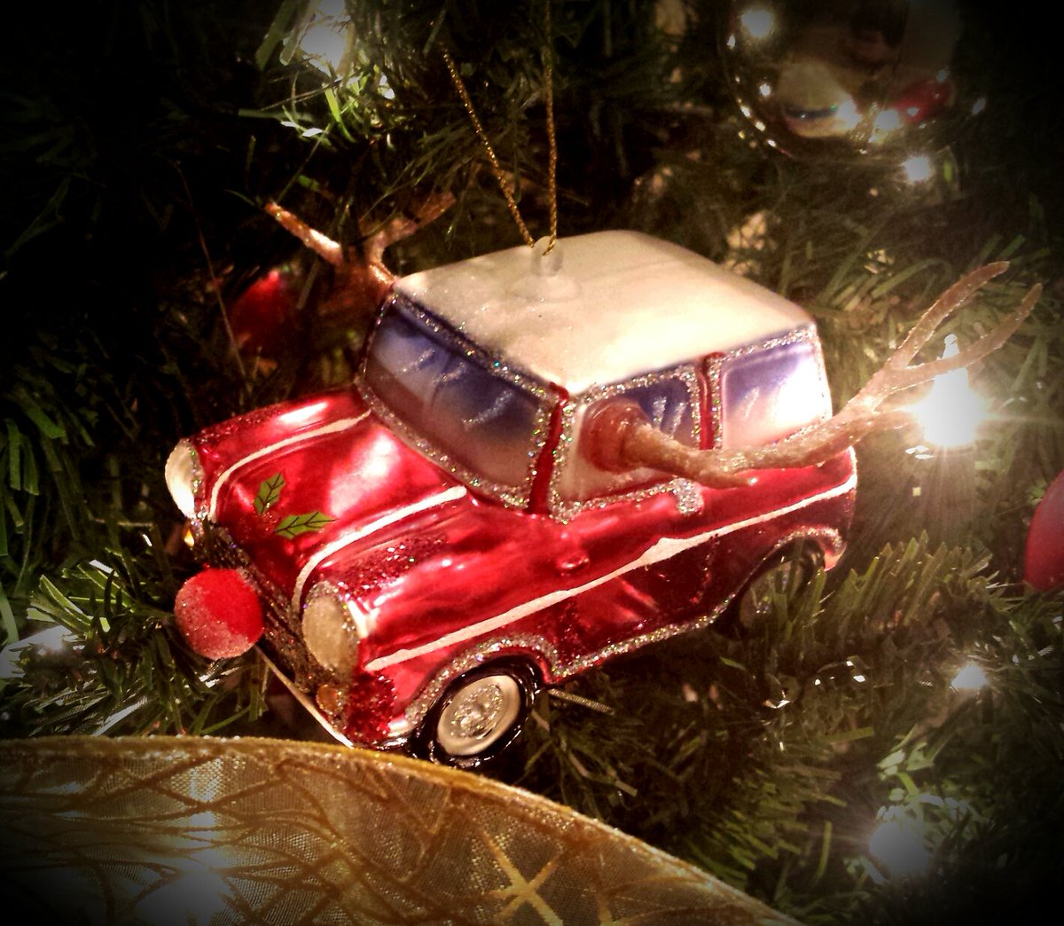 CaptainSpunk's tweet photo. I keep buying ornaments for a #Christmas tree that doesn't need any more ornaments... ๐ #noroomattheinn #soprettythough https://t.co/iJBcUB67EP