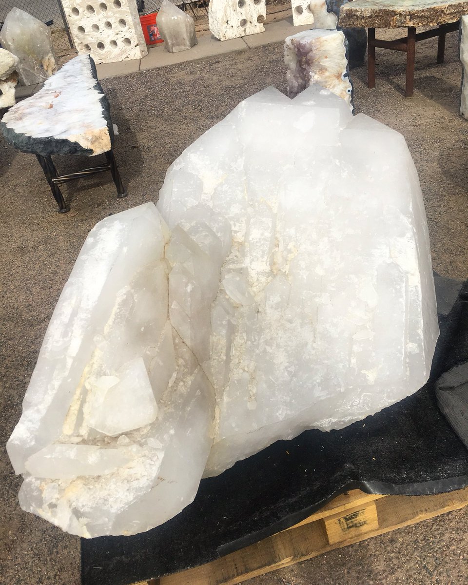 rareearthaz's tweet photo. Large Quartz Crystal Cluster for sale! #rareearthgallerycc #gems #gem #crystalsforsale #crystals #crystal #art #decor #home #landscape #largecrystal #love #need #want #meditation #healing https://t.co/T1YR4dOyMm