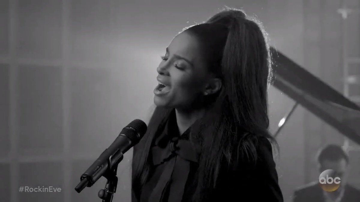 A stunning version of “Auld Lang Syne” by our West Coast celebration host, . I can’t believe that is just THREE WEEKS away! 12/31 at 8/7c on ABC. #RockinEve