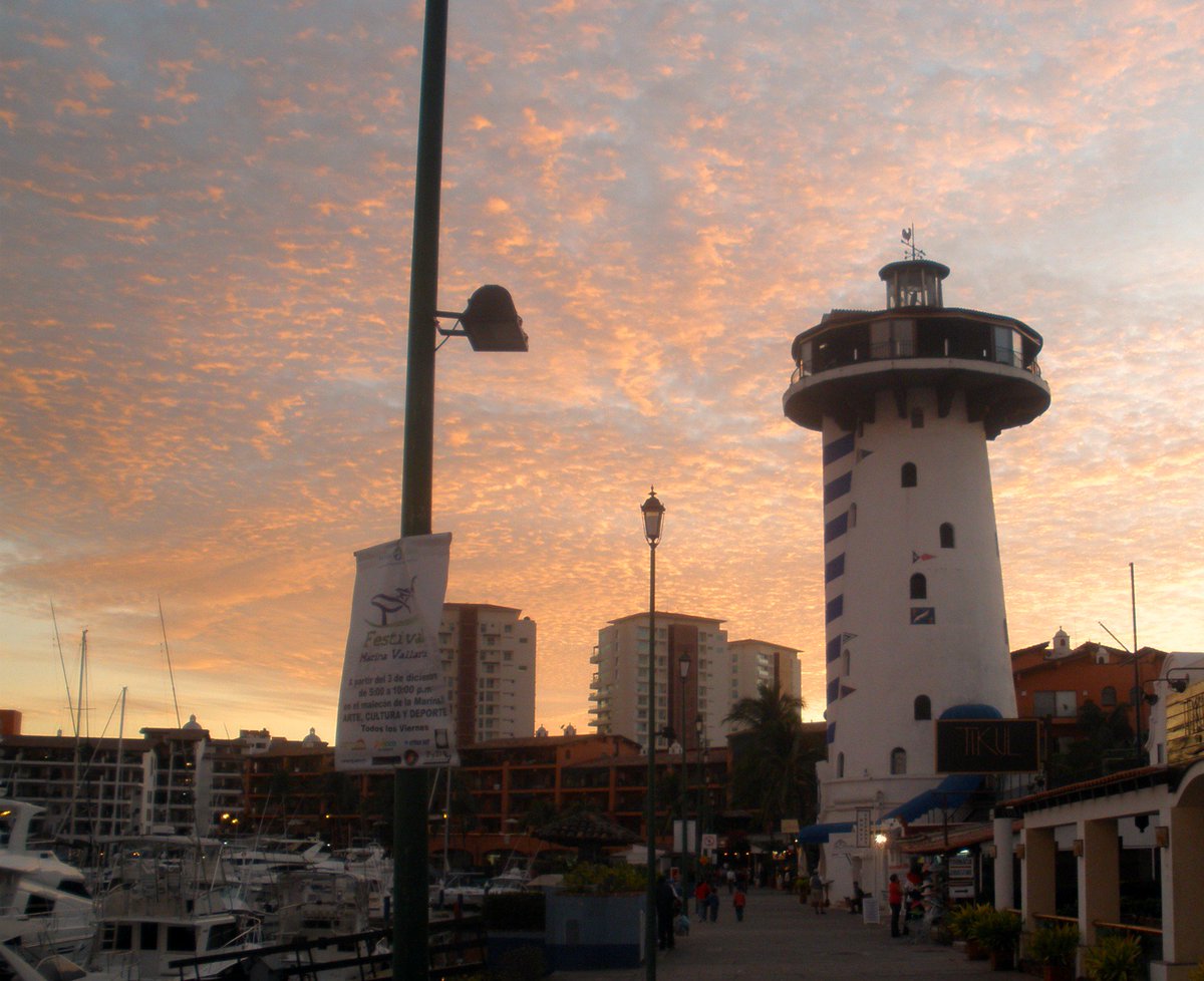 Sunset en Vallarta tweet media
