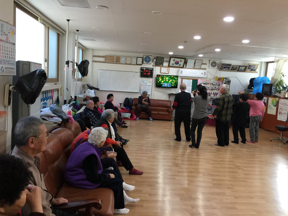 1eunhaeng's tweet photo. 추운 날씨임에도 어르신들 흥겹게 #노래교실 수업 하시느라 여념이 없으십니다. 언제나 즐거운 맘으로 기다리던 시간이었는데 어느새 올 해 마지막 노래수업이 되었네요.  건강하게 겨울 나시고 따뜻한 3월에 또 뵙겠습니다~ https://t.co/vZqamg5HAr