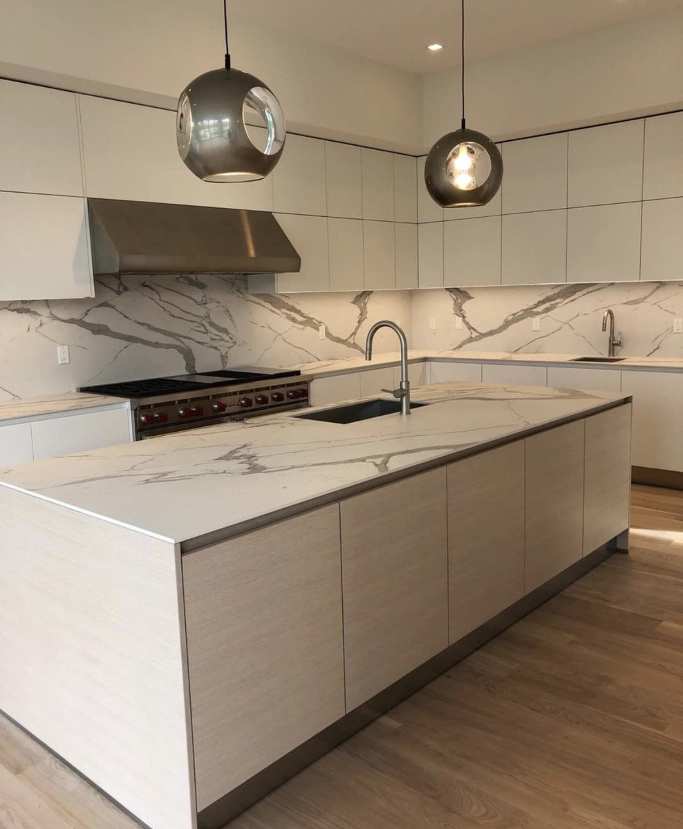 Nash_Granite's tweet image. Check out this futuristic modern Italian kitchen design by the oh so talented @elsasoyars, using ‘Statuary’ porcelain slabs from our collection!

#clientpic #porcelainslab #porcelaincounters #nashinventory  #interiordesign #interiordesigner #homedecor #nycconstruction #nycstone