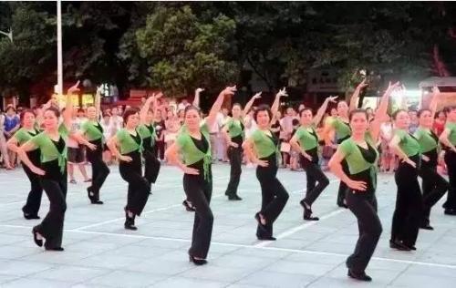 ShanghaiEye's tweet photo. A survey shows that 12% China’s #squaredancers are men. https://t.co/ATgwERhIMj