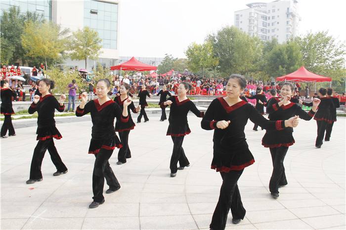 ShanghaiEye's tweet photo. A survey shows that 12% China’s #squaredancers are men. https://t.co/ATgwERhIMj