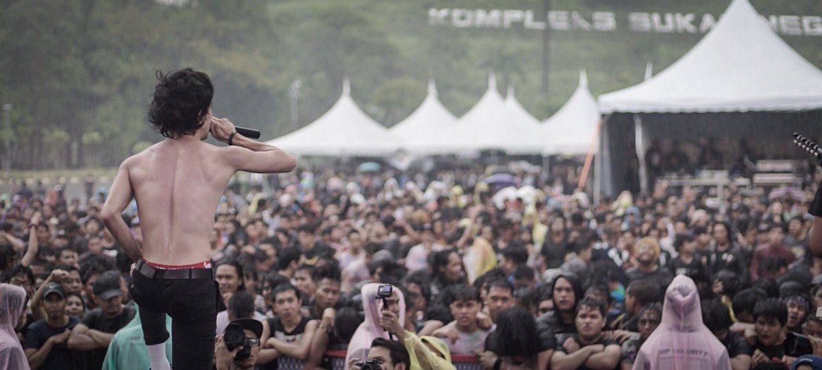 MC16band's tweet photo. “We shall rise from the ashes, this world has always been fuckin ours.” Photo by @mimranj #Kingslayer #RTW17 #StayMetal https://t.co/p2mAD6q5Vh