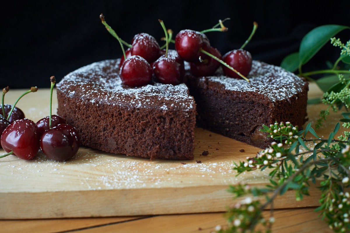 A new beautiful Christmas recipe - Flourless chocolate &amp; cherry cake! 🍒🍫 nurturefromwithin.com.au/easy-flourless…