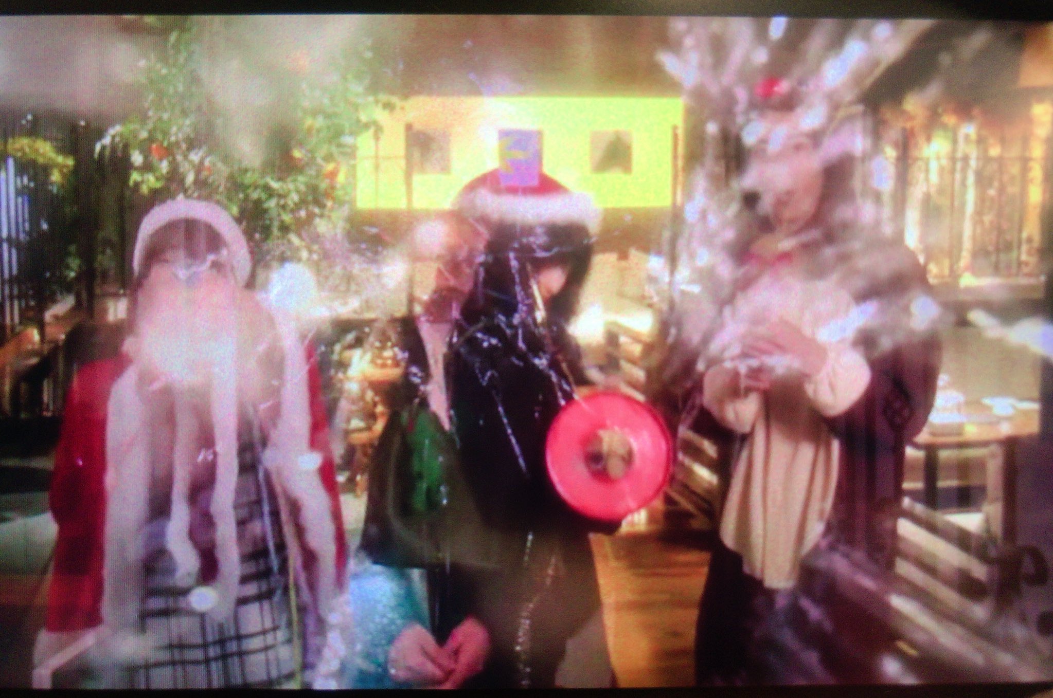 鮎no味 花けだ7話 クリスマスパーティー カンナさんは相変わらずキレイだった 特大クラッカー の音すごかったねww 撮ったタイミングの問題で豹くんに移り変わるとこだった 心霊写真みたいになってる 花にけだもの 花けだ けだきゅん 大神