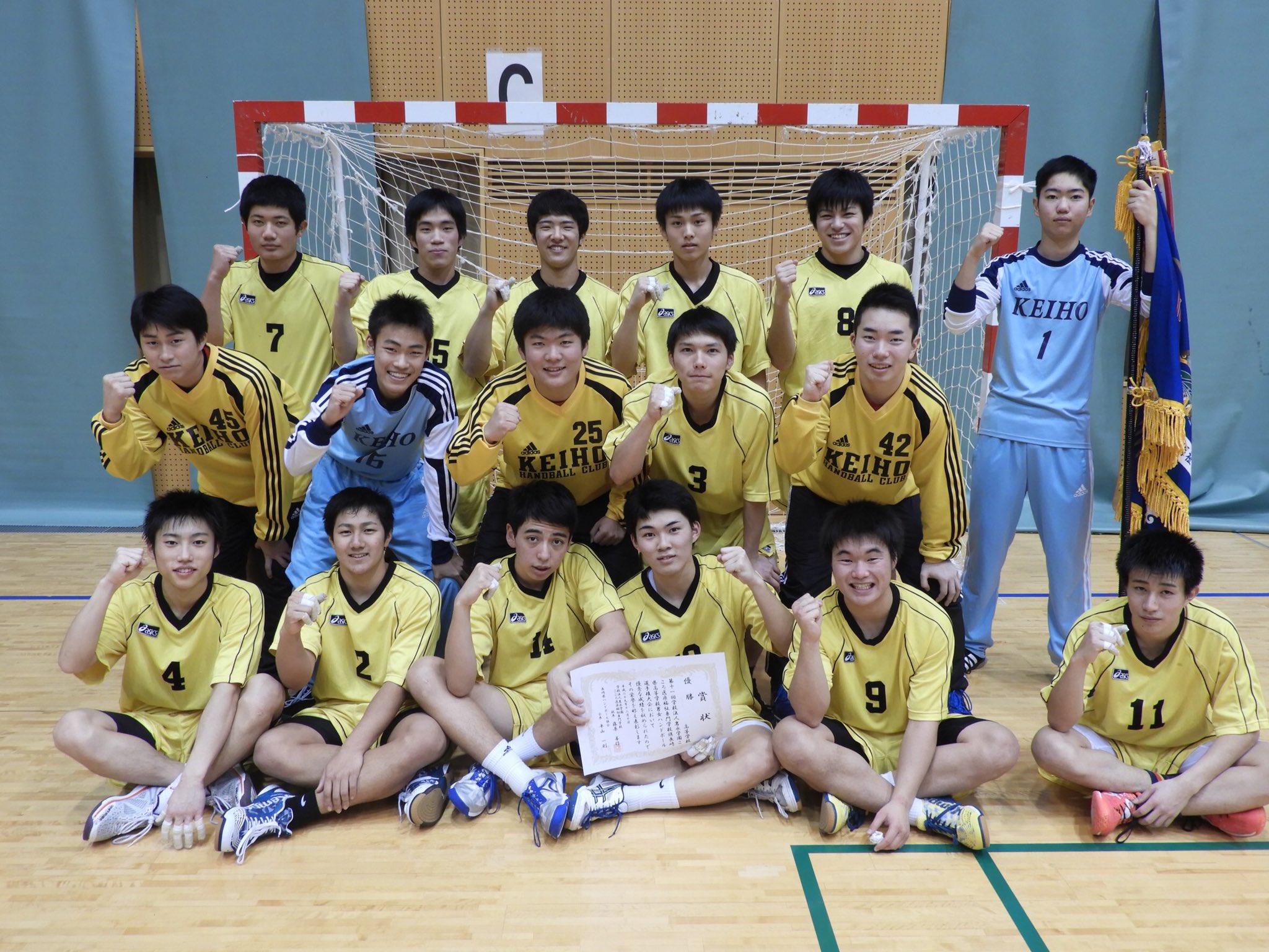 こころ医療福祉専門学校 こころ医療福祉専門学校杯 長崎県高等学校男女ハンドボール選手権大会を開催しました 選手による白熱した試合で 応援も大興奮 本校学生も ボディケアやテーピングで選手をサポート 優勝した瓊浦高校 佐世保商業高校