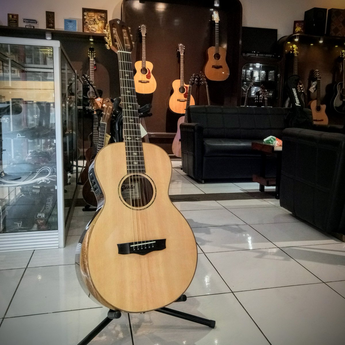 Get this beautiful #Gentaguitar #Pseries with #Fishmanelectronics #Presysblend on kitharra.com & meet the unique tonal of #solidwoodguitar! Have a great lunch!
