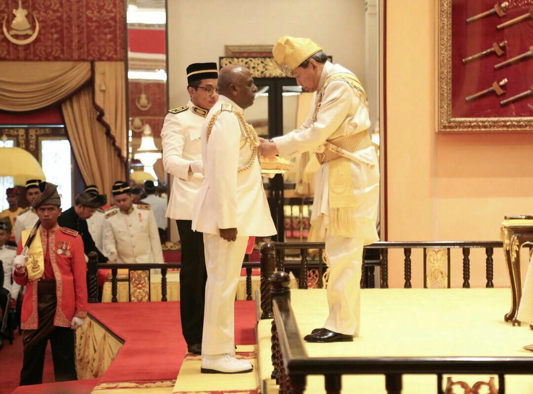 Setinggi-tinggi tahniah kepada Dato’ <a href="/syedzahirputra/">VAdm Syed Zahiruddin</a> atas pengurniaan Darjah Kebesaran DPMS dan Dato’ <a href="/gkanedi/">Ganesh Navaratnam</a> atas pengurniaan Darjah Kebesaran DSIS sempena Ulang tahun Hari Keputeraan DYMM Sultan Selangor Ke-72.
#NavyWishes
#Kebanggaan
#DaulatTuanku