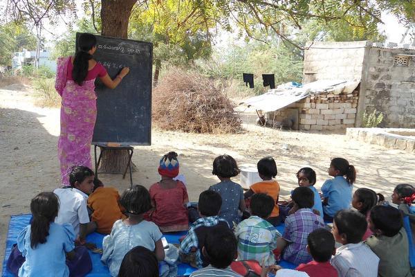 SkillIndiaNews's tweet photo. Outdated curriculum, low teacher quality behind poor learning outcomes: CII-KPMG https://t.co/GNIsZ8llYL https://t.co/hVVbWTvjWm
