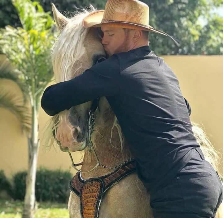 Srbarbonn's tweet photo. Cuando eres boxeador, millonario, luchona, buchona alterada, la dueña, kardashian pelirroja, el galán, la villana, la gran señora, rosa salvaje y la usurpadora 💅 https://t.co/dyWJyZNaoN