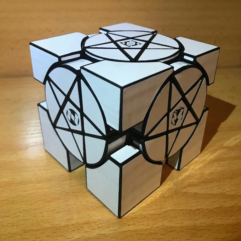 ArteKubo's tweet photo. Artekubo ha creado Portal del infierno, que es basicamente un pentacle mirror. Se ha hecho todo desde 0, tando el diseño de las extensiones en 3d como la fusión de estas con el cubo y los stickers. 100% artekubo https://t.co/R81WKUS0WS