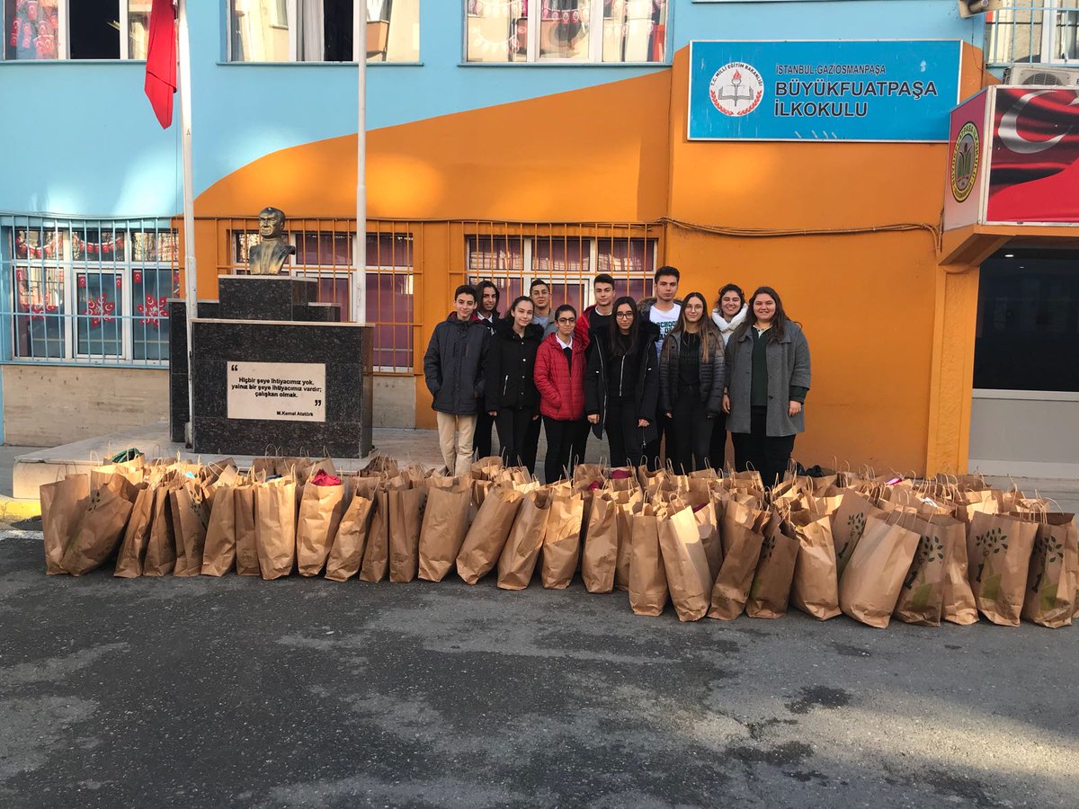 Florya Doğa Koleji olarak "Bu Kış Beni Sen Giydir" isimli Sosyal Sorumluluk Projemizi gerçekleştirdik ve güzel duygularla ayrıldık...İyi ki o güzel yüreklere ulaştık...<a href="/TijenK/">Tijen Aydın Kaya</a> <a href="/BetulErok/">Betül EROK</a> @JalanGK <a href="/t_MBA_Doga/">t-MBA Doğa Koleji</a>