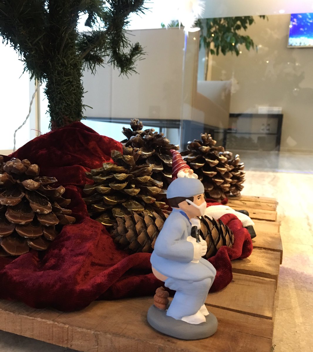 Oclinic_'s tweet photo. Getting ready for christmas! #christmas #arbredenadal #nadal2017 #navidad #odontologia #odontology #implant #olot https://t.co/CLTTKK7Uir