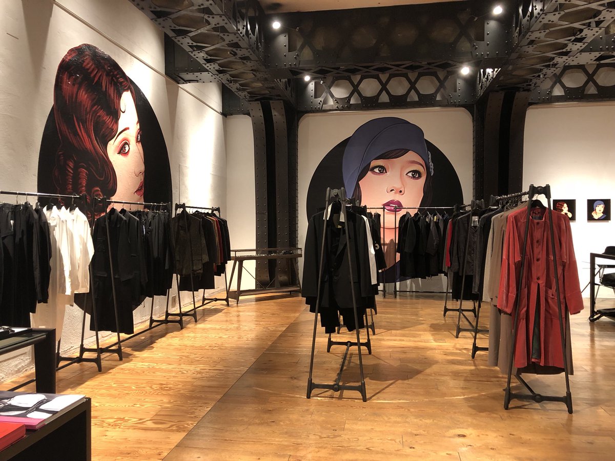 サイトウユウスケ Yohji Yamamoto青山本店 をはじめ各店舗にてモダンガールシリーズをあしらったディスプレイが始まっています 特に青山本店の地下は大迫力なディスプレイになっているので是非 Yohjiyamamoto