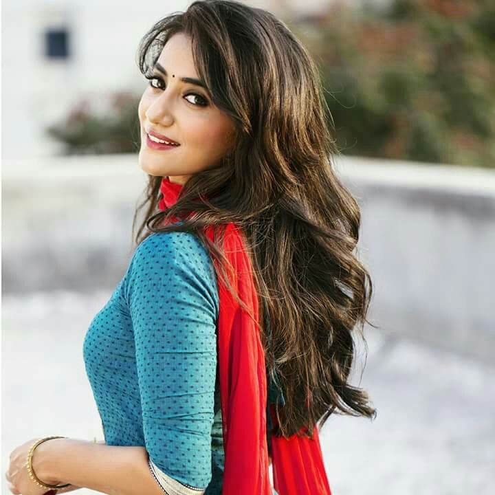 Finally a new profile pic!! This one is my favourite click from my recent photoshoot!!