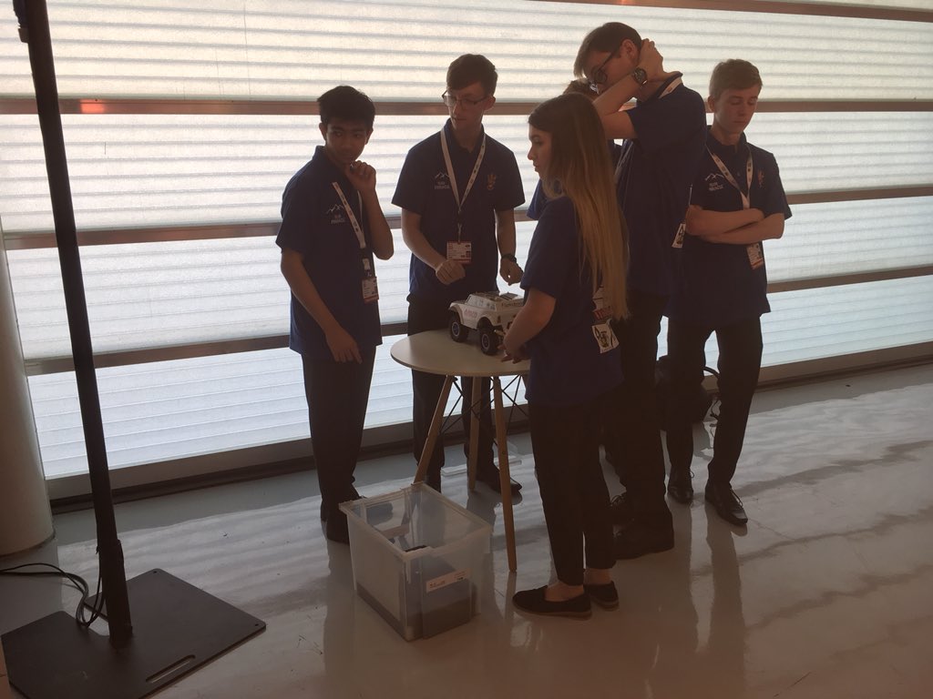 RGSTeamPinnacle's tweet photo. Last minute tinker before the tracks @4x4inSchools @RGSWorcester https://t.co/WNBEjtFGg0