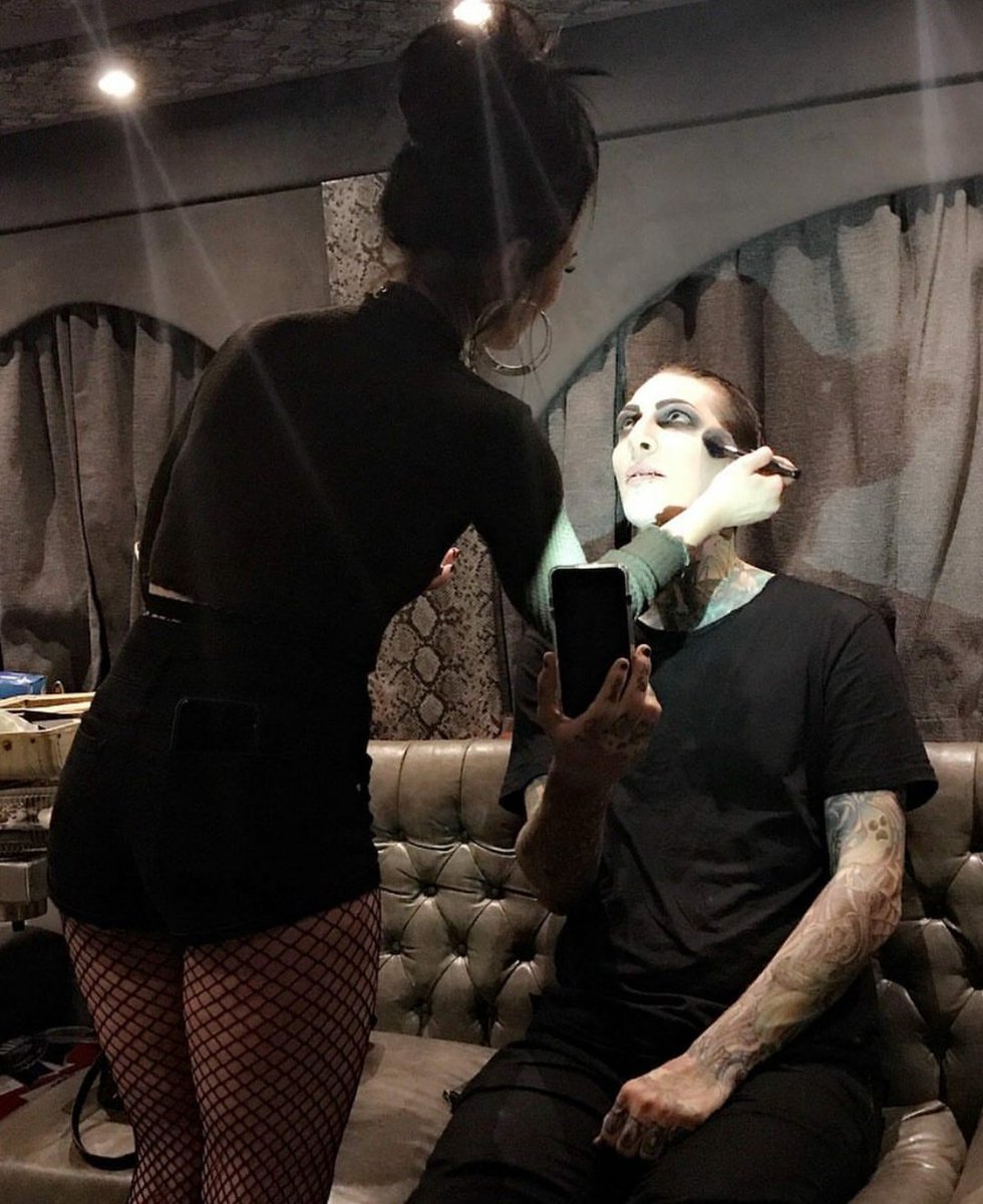 StarOf666's tweet photo. This lovely lady did my makeup one day for a show and it turned out amazing https://t.co/8VeDx1U76V