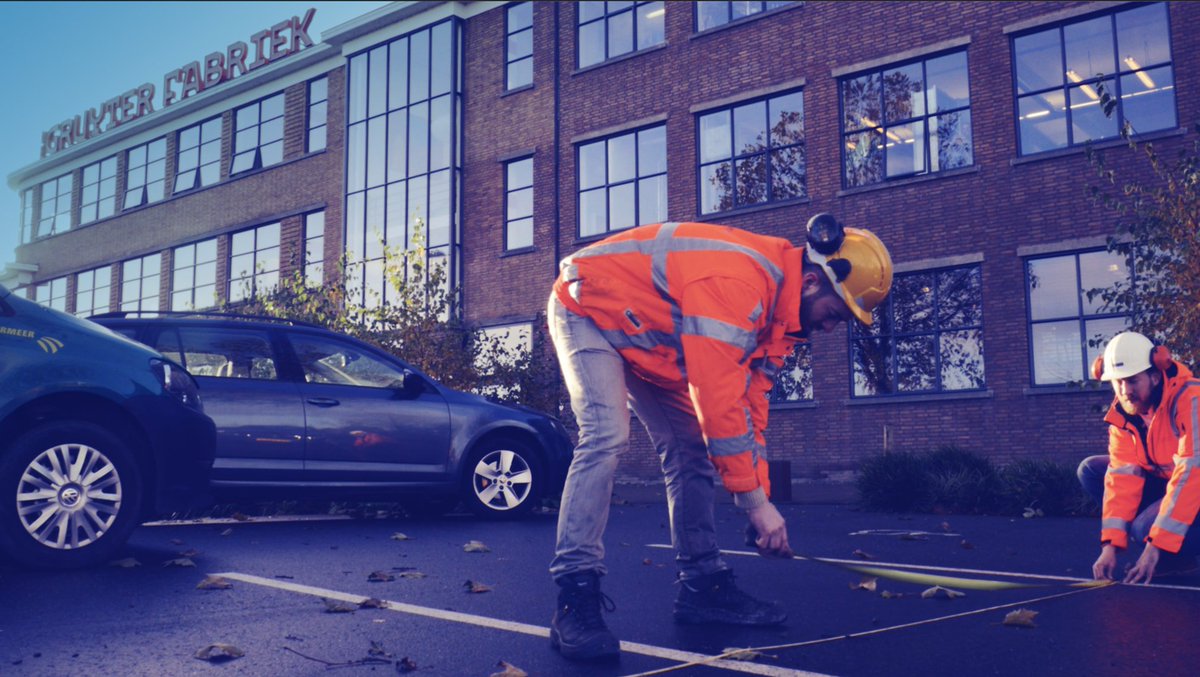 IoT_TMobile's tweet photo. Slimme parkeerplaatsen die je vertellen waar een plek vrij is. Met ons #IoT netwerk worden de mogelijkheden getest. Lees hier de #IoTStory: https://t.co/OnyVLPPVLk #LPWA https://t.co/ZaqFc41i5F
