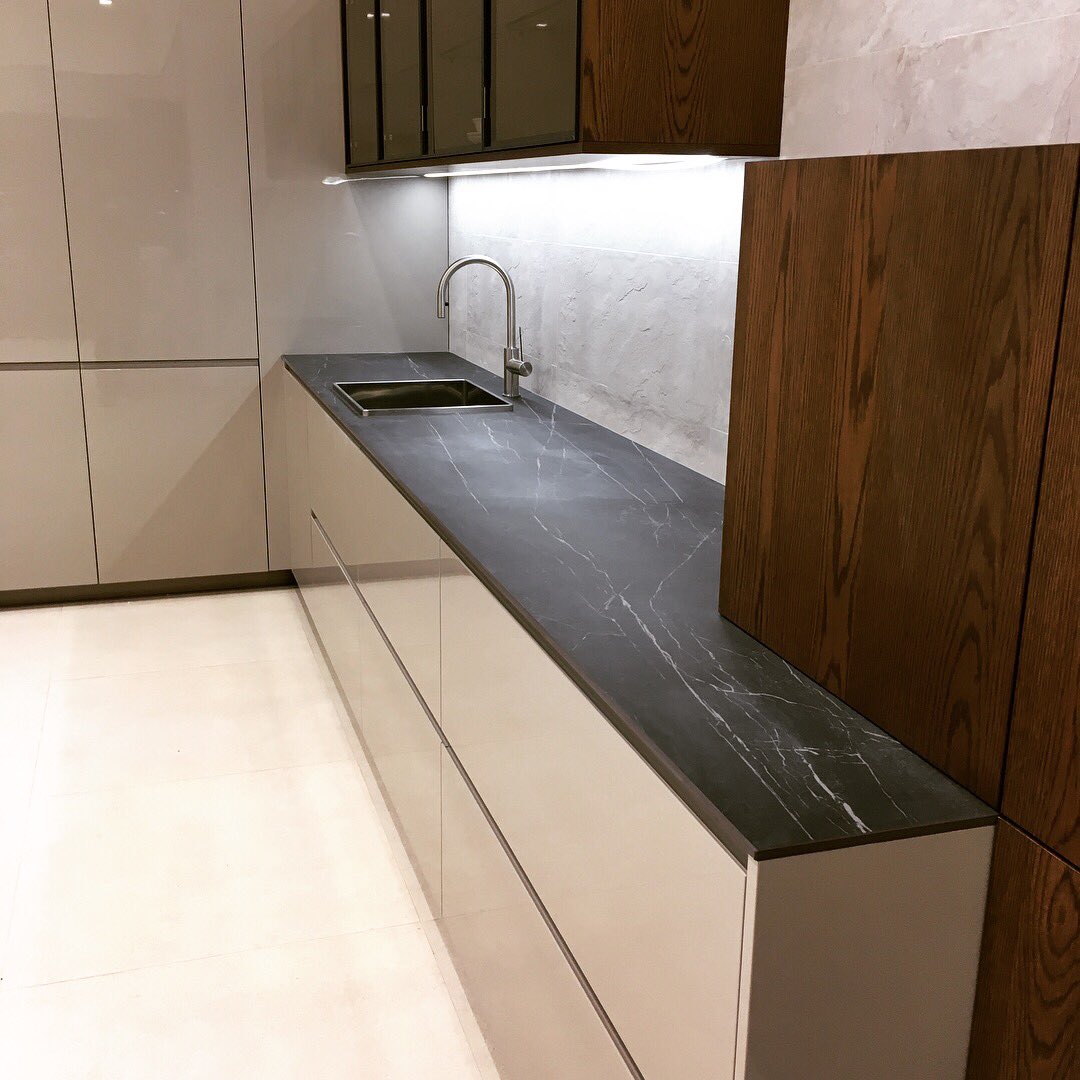 XLPorcelain's tweet image. Here are a couple of designs from the Porcelanosa Watford showroom - featuring XTone in Savage Dark and Lush White Nature #kitchen #design