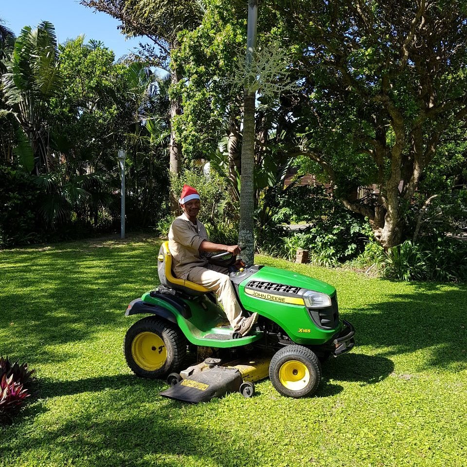 imvubulodg's tweet photo. Who needs #fatherchristmas #sleigh? Our maintenance team have been hard at work ensuring our beautiful grounds are kept to perfection #ImvubuLodge #nature #gardens #EscapeToNature https://t.co/dg8VgYLLvc