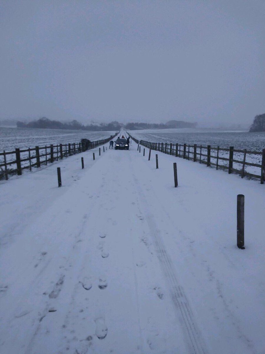 Dani_ellex's tweet photo. Thank you to the 5 guests and members at @champneys Springs for helping us get out the snow yesterday! โ๏ธ๐ No Hotel Staff were in sight or willing to help... Poor Show! โ We even had to grit the lane ourselves. #Snow #Stuck #PoorService #ChampneysSprings #ChampneySpa https://t.co/fW3jPc2zZh