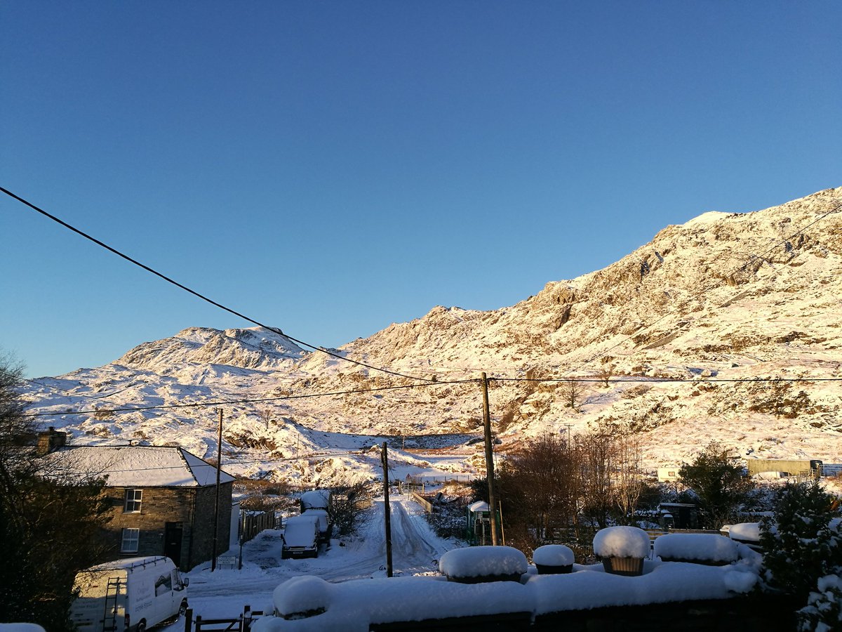SianMJones1's tweet photo. Beautiful views this morning #snowday2017 #Snowdonia #wales https://t.co/CcDkZqyKVu