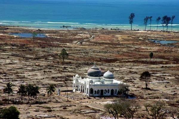 Just_Ab1's tweet photo. Gambar masjid Baiturrahman Aceh saat terjadi #tsunami tahun 2004 ini, senantiasa mengingatkan kita akan kuasa Allaah ta'ala atas segala makhlukNya.

Afala yatadabbarun? 

#selfreminder https://t.co/gamIkQ9LOB