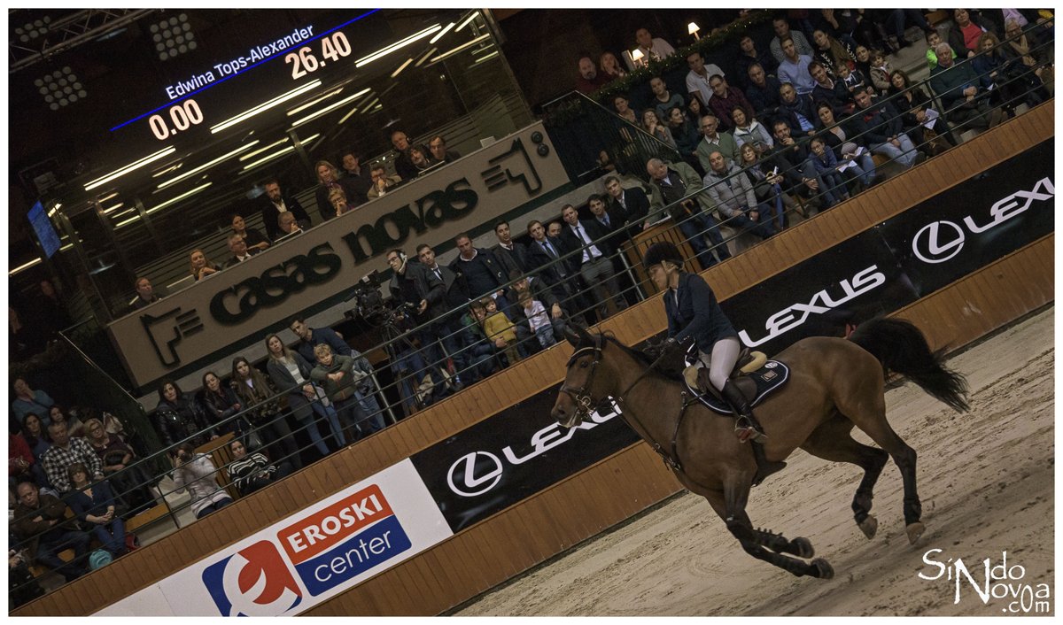 Ayer el <a href="/CSI_CasasNovas/">CSI Casas Novas</a> se cerraba con el El Gran Premio Longines <a href="/FEI_Global/">The FEI</a> Copa del Mundo – Trofeo CaixaBank y la ganadora fué <a href="/EdwinaAlexander/">Edwina TopsAlexander</a> facebook.com/SindoNovoaFoto…