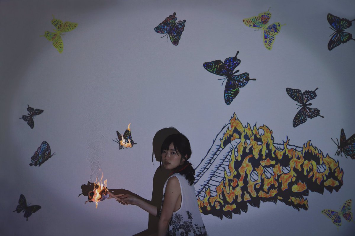 Twitter पर 大田康一 友人の切り絵作家のshinoさんとのコラボ作品です 羽根と蝶を使ってもらい私がクレヨンやパソコンで色をつけて プロジェクターで投影してから撮影しました 共同作業は大好きなのでまた誰かとやりたいなぁ 闇の王作品10 ポートレート 被写体募集